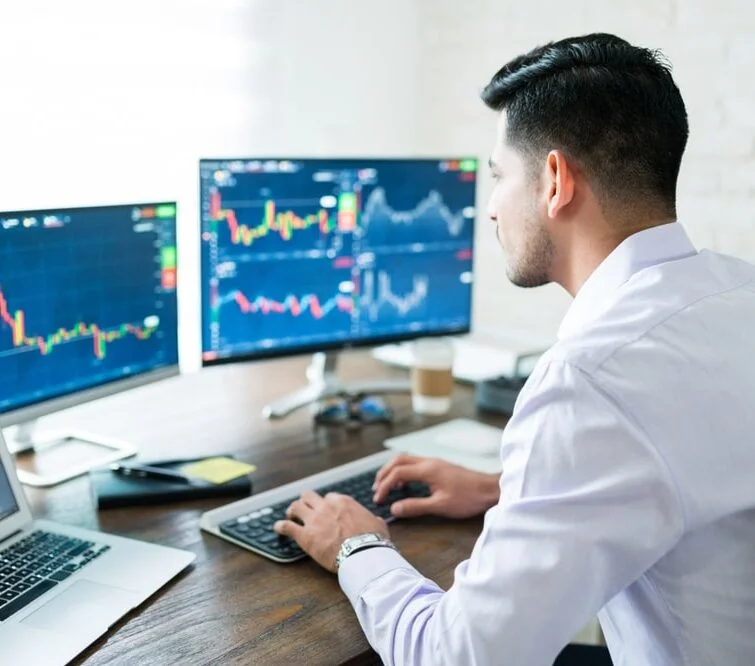 Trader analysant des graphiques sur ordinateur